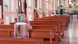 Evangelina (nombre ficticio), abuela de Edgardo, en la Iglesia de San Juan Opico donde asiste todos los días para pedir protección para su familia. Foto por: Tatiana Arévalo.