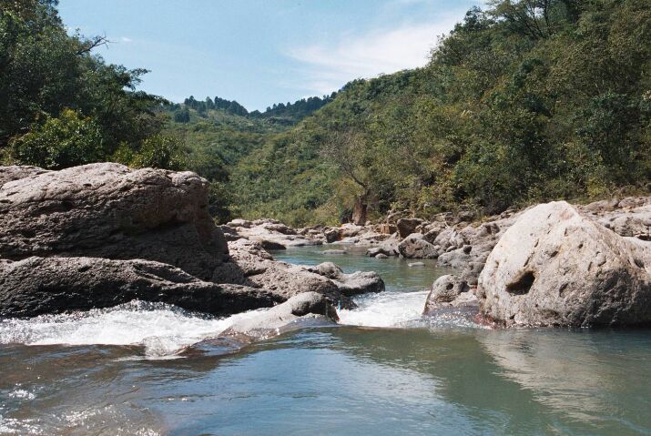 El Rio Gualabo atraviesa casi toda la comunidad de Yamabal y es el principal recurso contaminado en la zona. Foto: Bessy Raymundy.