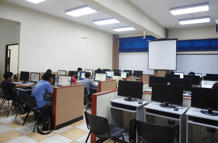 818 computadoras de escritorio fueron adquiridas para equipar los laboratorios destinados para la Universidad en Línea – Educación a Distancia.