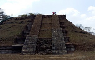 Pirámide del Parque Arqueológico de Cihuatán. Foto por: Adriana RIvas