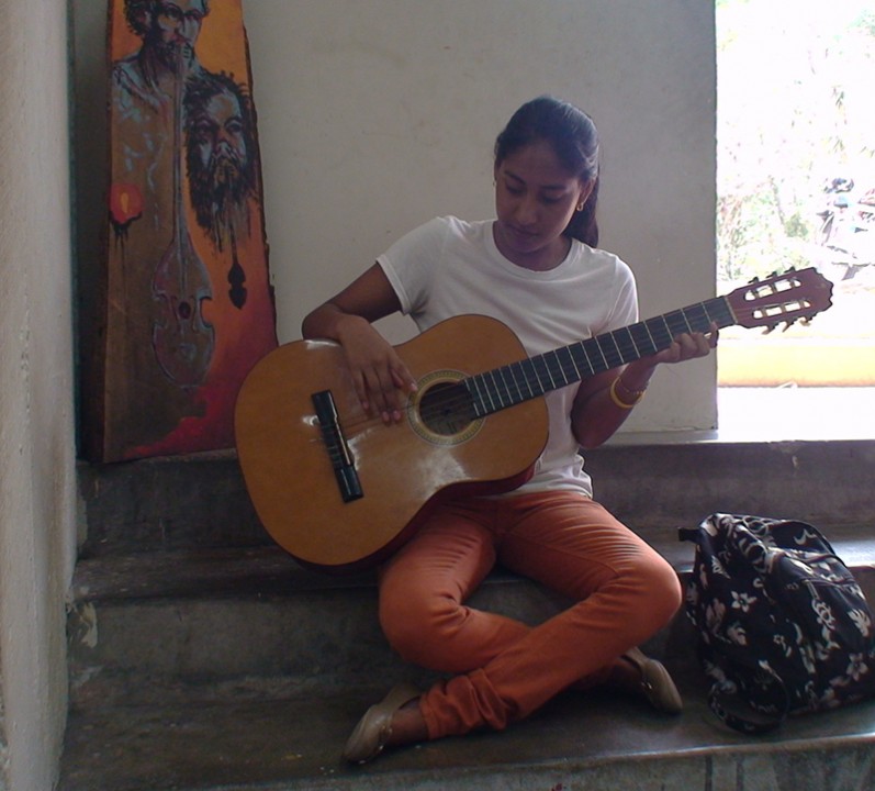 El profesor García espera que su legado les sirva a los estudiantes que llegaran a aprender música a la universidad en el futuro. Foto por: Karla Pérez