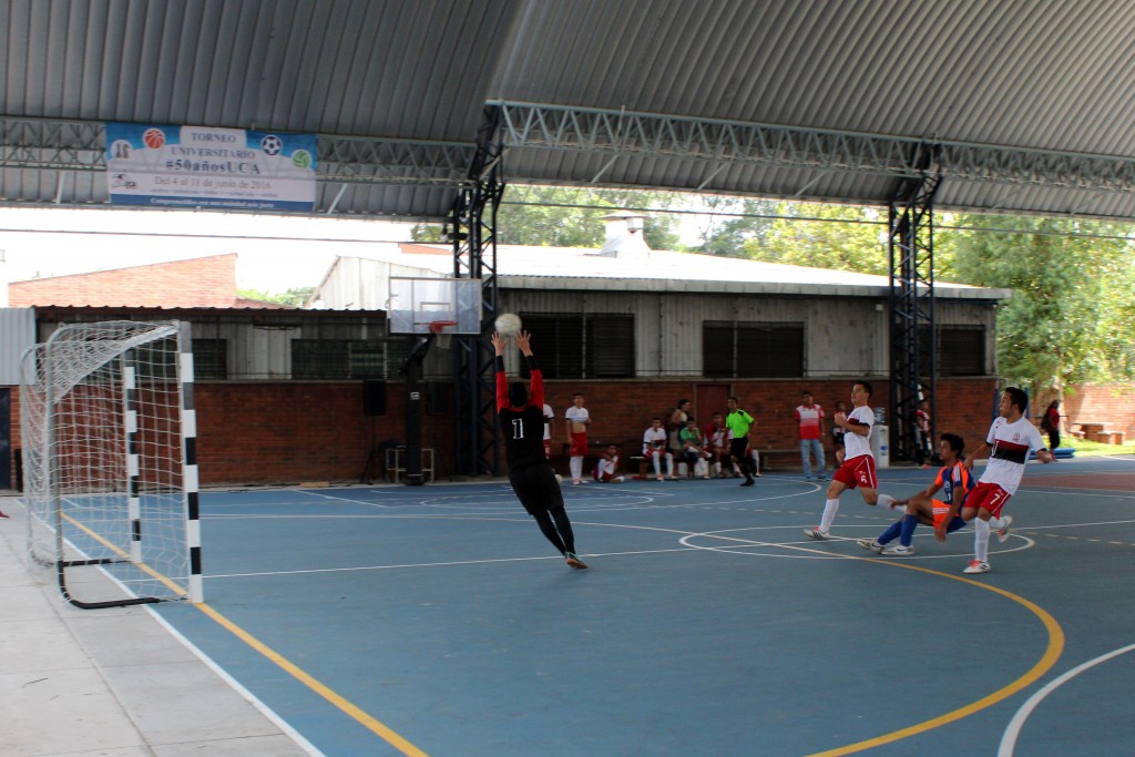 En la categoría masculina, la UFG se llevó el primer lugar con marcador de 3 a 1 frente a la UES. Foto: Andrés Zepeda.