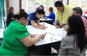 Profesionales de distintas áreas de comunicación realizando ejercicios creativos durante el taller. Foto: Gustavo Carías