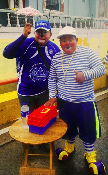 Los payasos con los pinta caritas fueron una de las atracciones más llamativas en las afueras del estadio Jorge “Mágico” González.