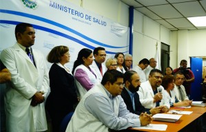 Son 16 médicos, miembros de la Junta Directiva del Ministerio de Salud, los que exigen una revisión del diseño de escalafón y han decidido donar parte de su salario a sus compañeros como muestra solidaria. Foto Andrea Orellana.