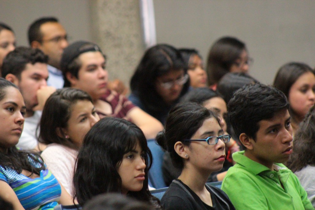 El acto de ignauración tuvo lugar en el Auditorio “Segundo Montes” de la UCA. Los asistentes fueron en su mayoría estudiantes de la carrera. / Fotografía: Eduardo Rogel 