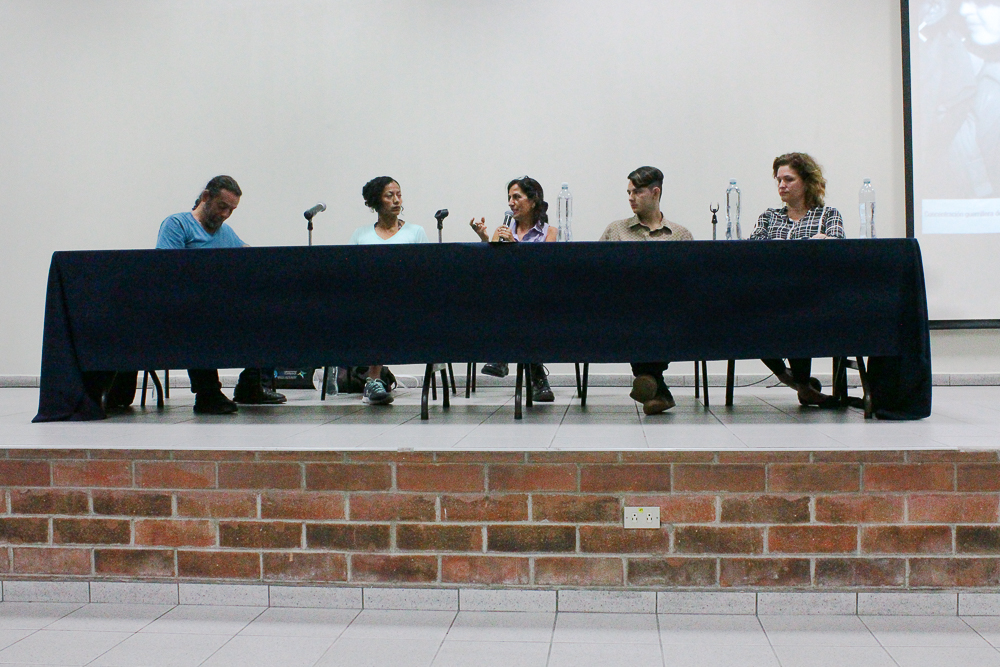 Conversatorio “Que le paso al arte después de la guerra”. Foto por: Damián Laínez.