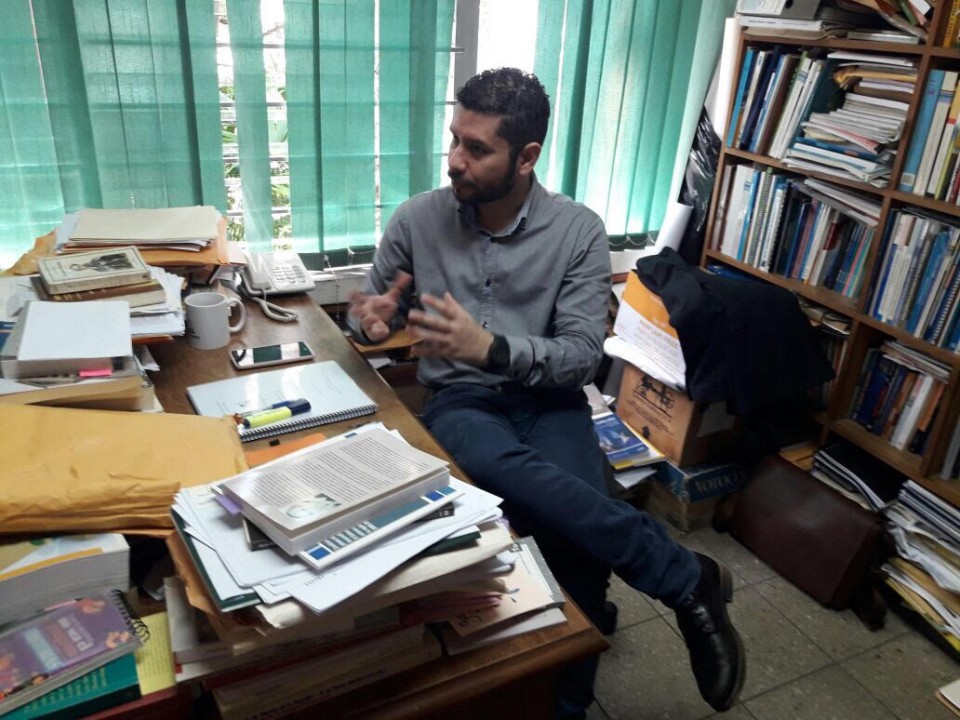 Lic. Carlos monterrosa, polítologo e investigar de las ciencias Sociales de la UCA. Foto por: Moises Fuentes