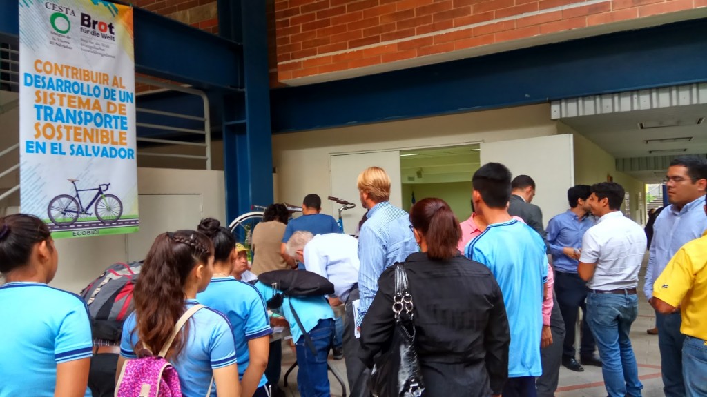 Foto de Diego Guevara. En el foro se promovió el uso de la bicicleta como alternativa de movilidad urbana.