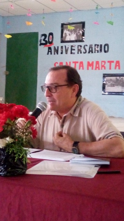 Foto de Vilma Laínez. El rector de la UCA, padre Andreu Oliva fue invitado a comentar el libro "Donde anida el Torogoz".