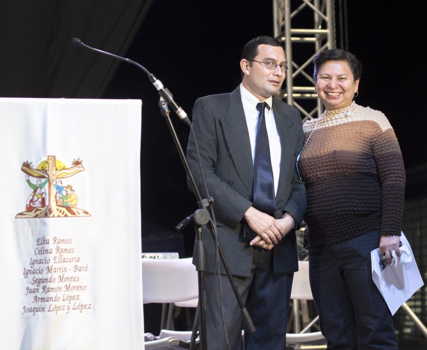 Presentadores en vigilia de los mártires / Foto por: Gabriela Aquino