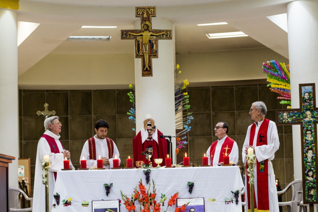 Celebración en cripta de Monseñor Romero / Foto por: Gabriela Aquino