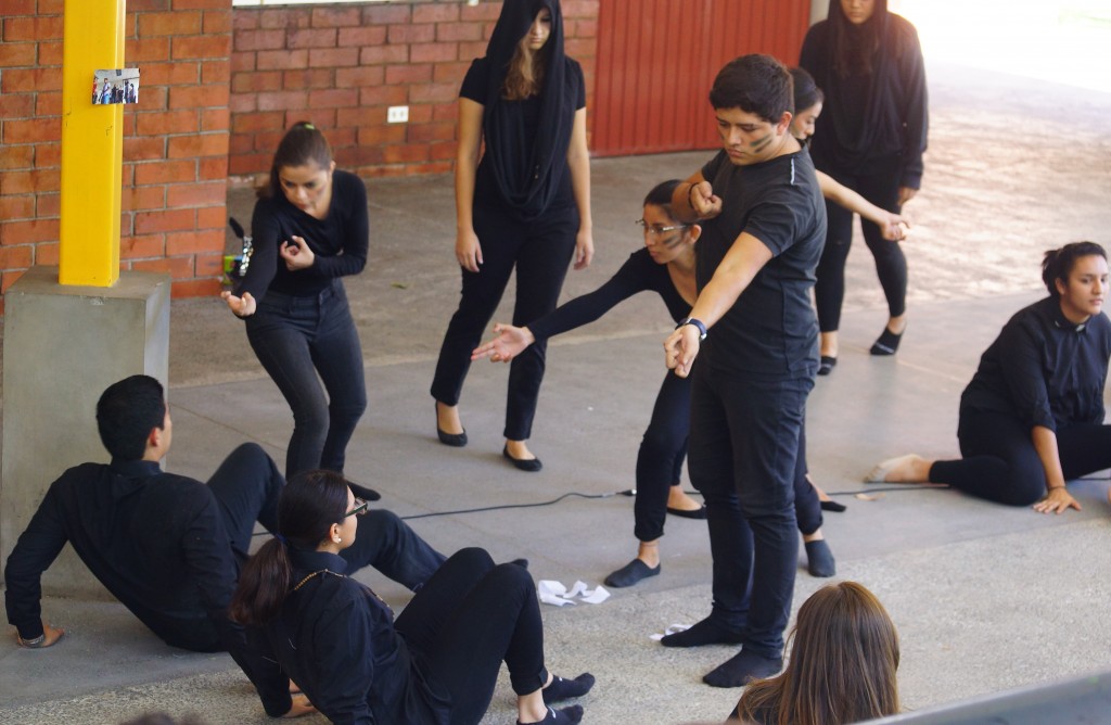 Foto de Camila Ventoza. "Me pareció adecuado utilizar la cátedra para conectar sus propias  memorias a la dramaturgia, poniendolo en el contexto de los mártires": Paola Lorenzana, directora de la obra.