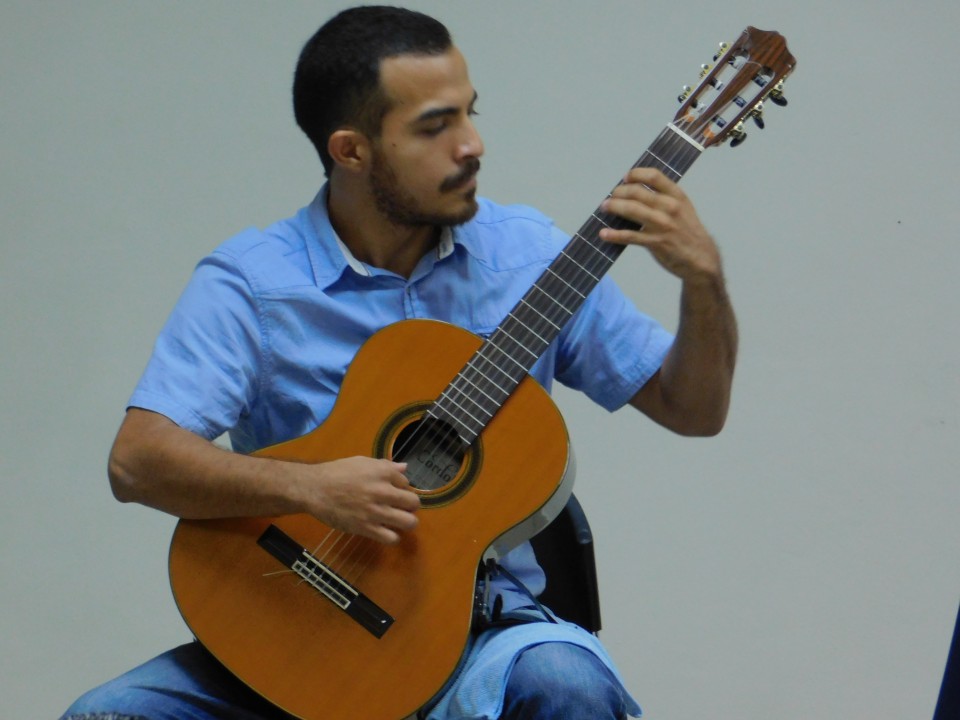 Foto por Geovanni Fernández. Ex alumno de Gonzales comparte melodías con la audiencia.