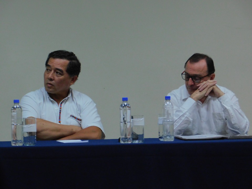 Foto por Geovanni Fernández. Sacerdotes Andreu Oliva y Manuel Cubías escuchan los recuerdos sobre José Manuel, en el Auditorio Elba y Celina.