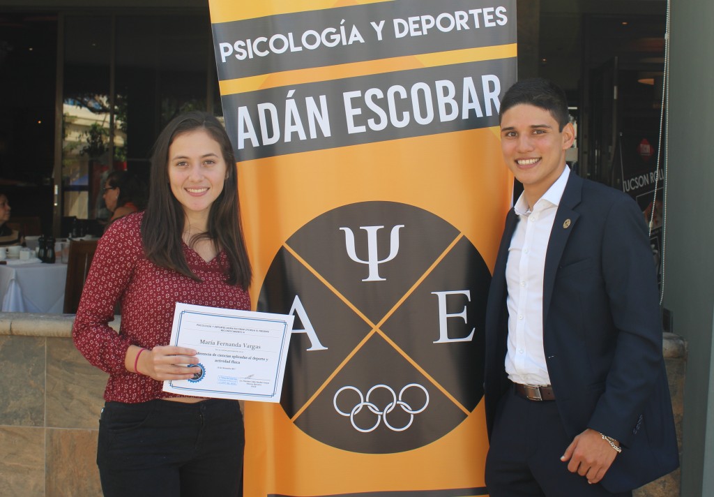 Foto de Ricardo Escobar. El psicólogo, Adán Escobar hace entrega de diploma de participación a la seleccionada nacional de voleibol playa, María Fernanda Vargas