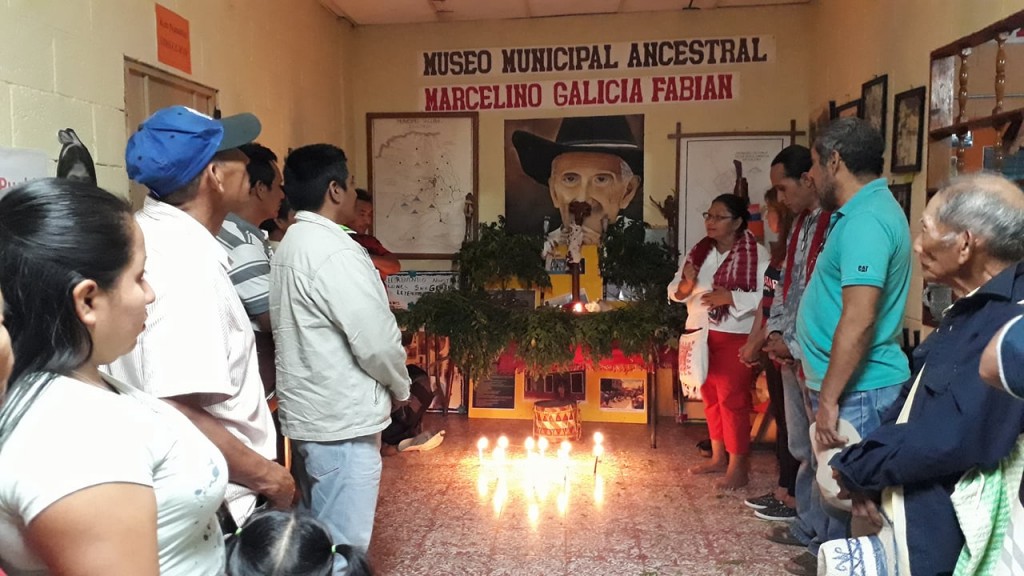 Foto de Marcelo Galicia. Durante el recorrido pasaron a rendir honor a la memoria de Marcelino Galicia, uno de los últimos guardianes de las tradiciones culturales indígenas.