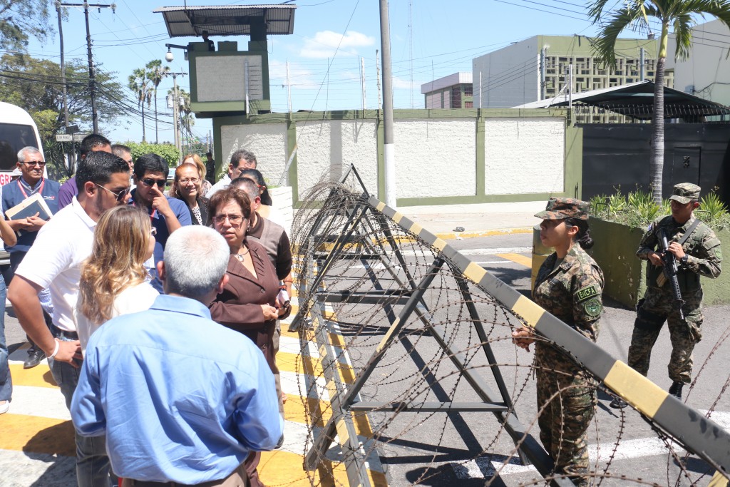 Imagen tomada de www.http://eluniversitario.ues.edu.sv. En febrero de 2016 las autoridades de la UES pidieron información oficial al Ministerio de Defensa, la cual les fue negada.