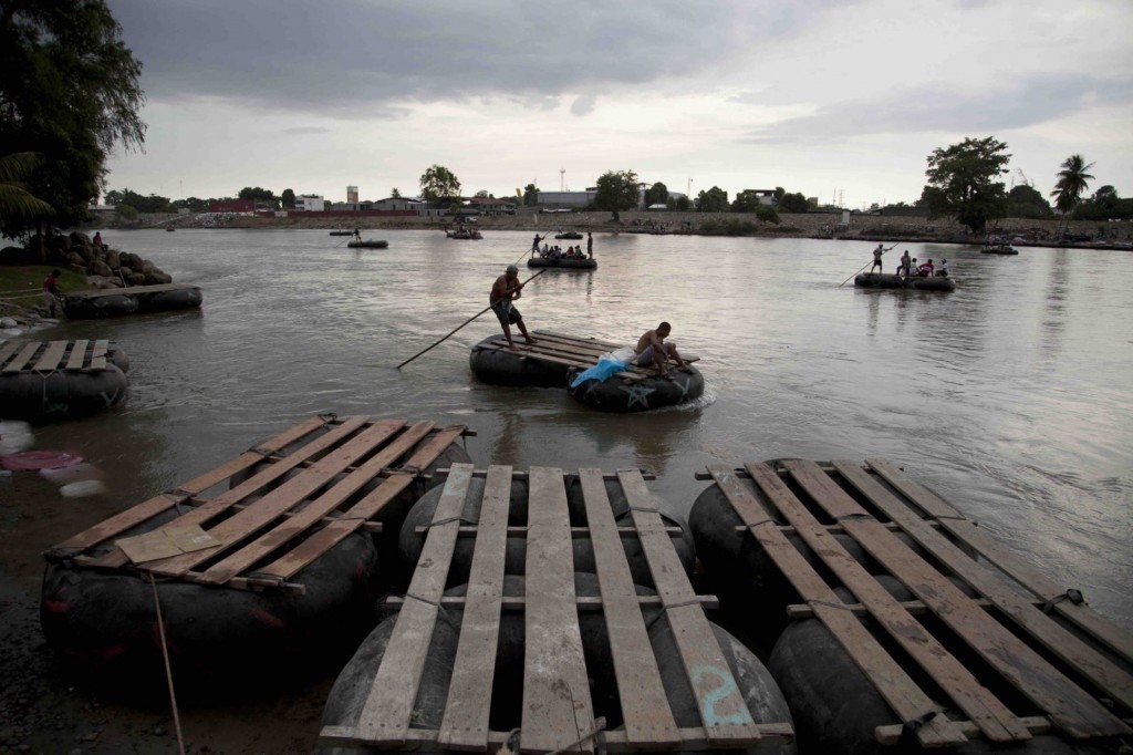 Foto tomada del sitio https://noticieros.televisa.com. El rio Suchiate que divide los territorios de Guatemala y México es una de las rutas de cruce para miles de migrantes Centroamericanos que van hacia EE.UU.