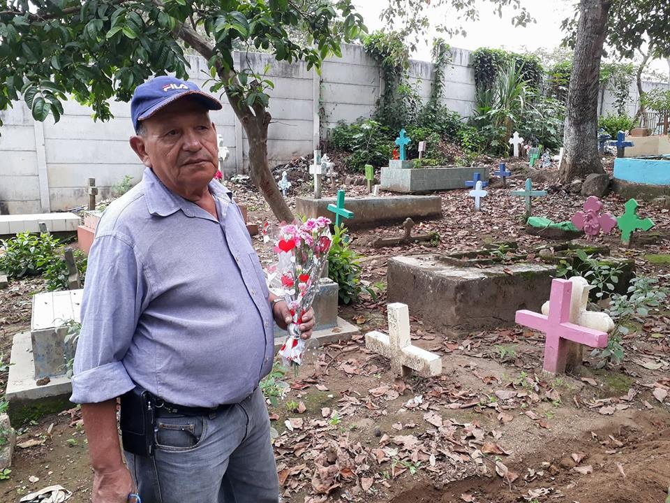 El amor a la madre y a la esposa llevan a Jorge Palacios al cementerio todos los años./ Foto de Ana Torres.