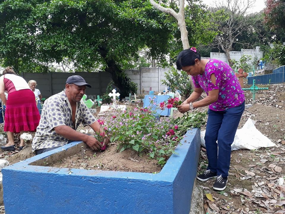 Los esposos José Luis y Juana llegan cada año a visitar a madre y suegra en el cementerio./ Foto de Ana Torres.