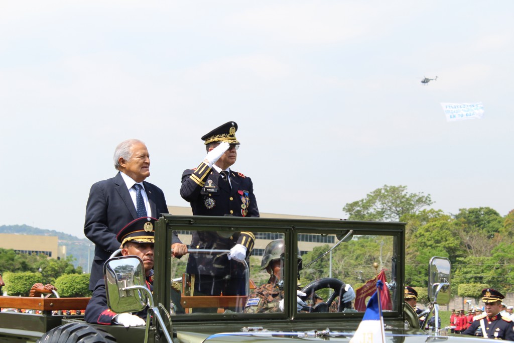 El Presidente Salvador Sánchez Cerén pasa revista a las tropas al iniciar la celebración de la fundación de la F.A./ Foto de Diana García.