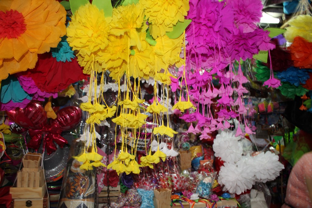 Orbelina ahora vende flores naturales y artificiales en el San Miguelito./ Foto de Diana García.