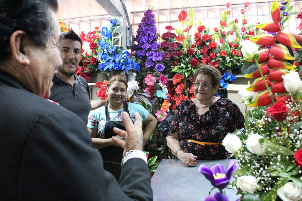 Orbelina es una madre emprendedora. Llegó al mercado vendiendo comida ambulante y ahora administra siete puestos de venta. /Foto de Diana García.