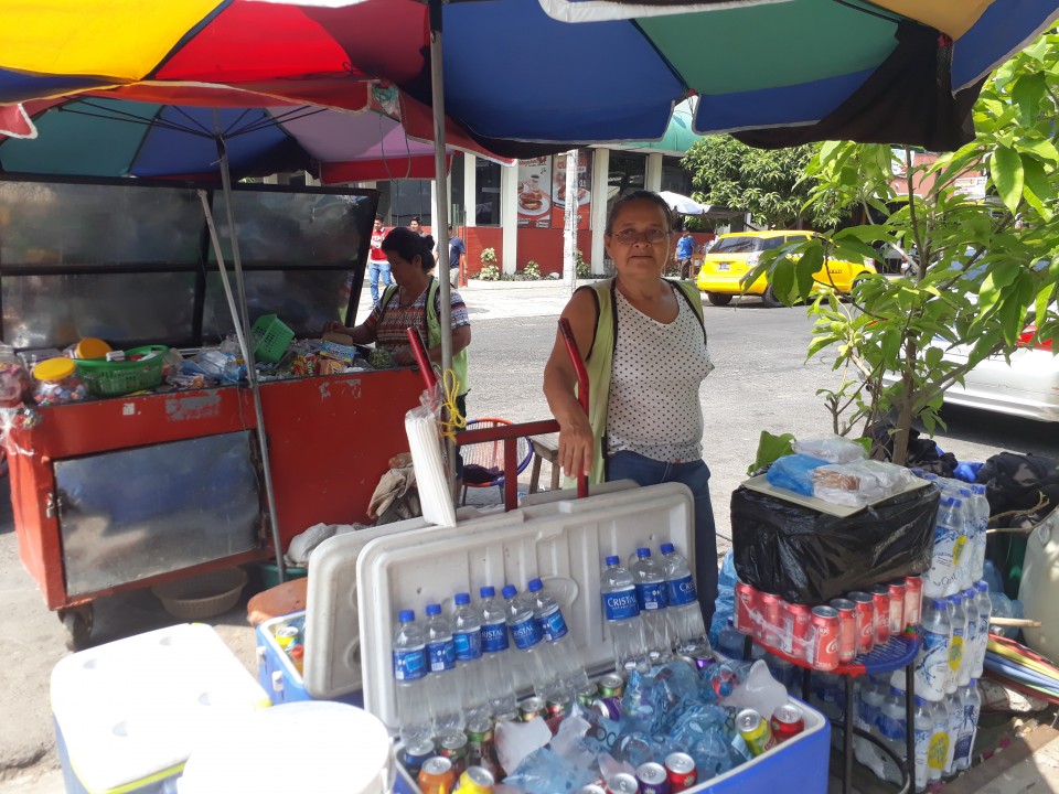 María Argueta es madre de dos hijos adultos y se gana la vida vendiendo bebidas y golosinas en las calles del centro de San Salvador./ Foto de Ana Argueta.