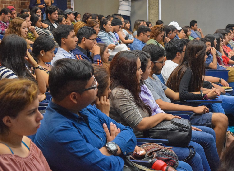 En la conferencia inaugural de la Semana del Comunicador se abordó "El papel del periodismo independiente en la actualidad", con periodistas de Costa Rica, Honduras, Cuba y El Salvador. /Foto de Edmundo Méndez.