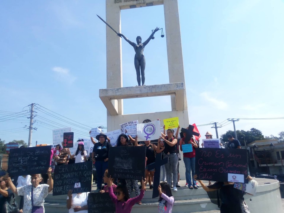 Mujeres periodistas y activistas de derechos humanos salieron a expresar su condena a los feminicidios. Foto de Vilma Laínez.