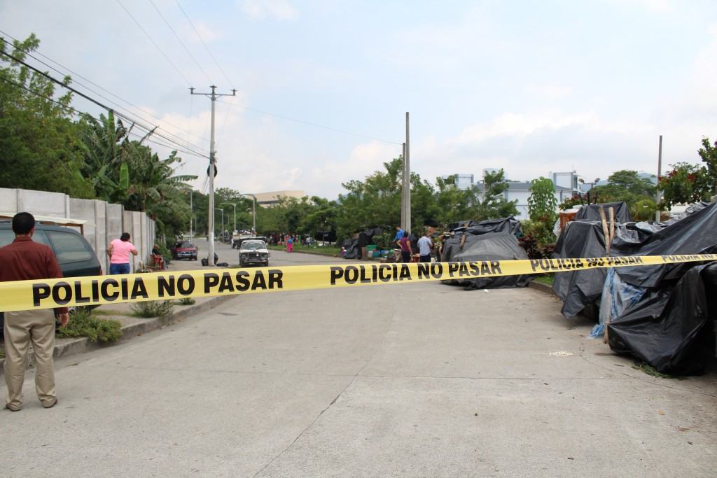 Decenas de familias duermen en la calle frente a la comunicad El Espino, en espera de atención a su problema de vivienda. /Foto de Diana García.