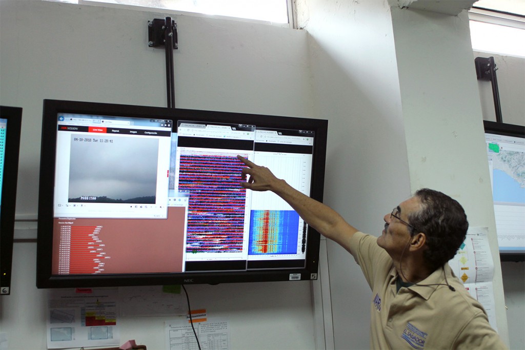 Demetrio Escobar, vulcanólogo del MARN, muestra los índices de sismología de los volcanes que son monitoreados en el observatorio ambiental. /Foto de Elizabeth Pinto.