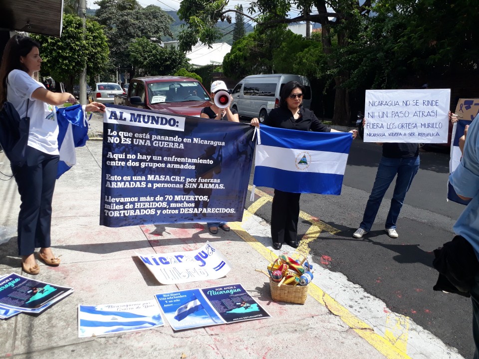 Un grupo de ciudadanas nicaragüenses también llegaron a manifestarse frente a la cede diplomática pidiendo el cese de la violencia. /Foto de Ana Argueta.