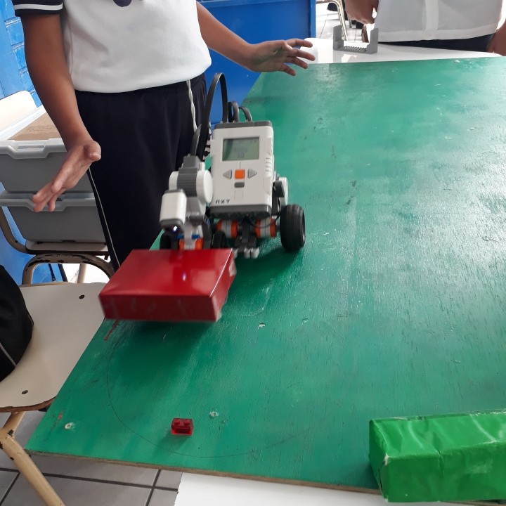 Los alumnos del Colegio Sagrado Corazón de María presentaron un robot reciclador de basura, basado en la identificación de tres colores básicos. /Foto de Ana Argueta.