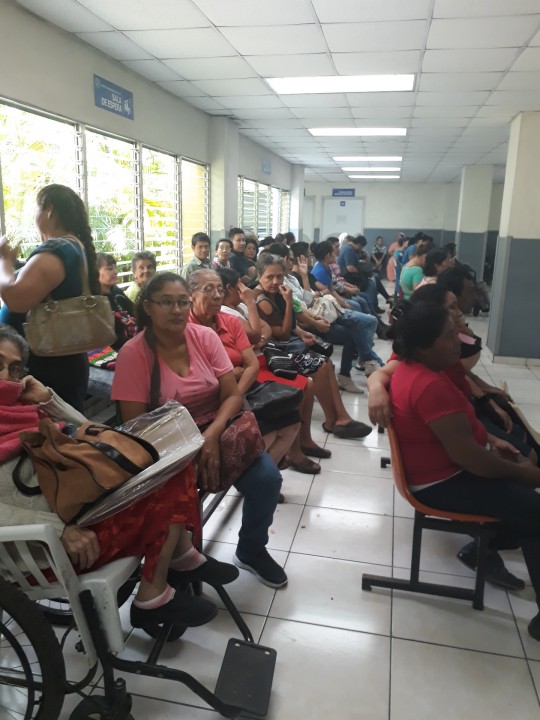 Los pacientes deben esperar hasta dos horas para pasar consulta en el Rosales. /Foto de Ana Argueta.