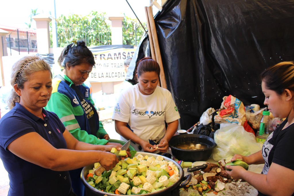 Mujeres despedidas y algunas esposas de afectados cocinan los donativos recogidos a diario entre los comerciantes de la zona y personas solidarias. /Foto de Mónica Flores.