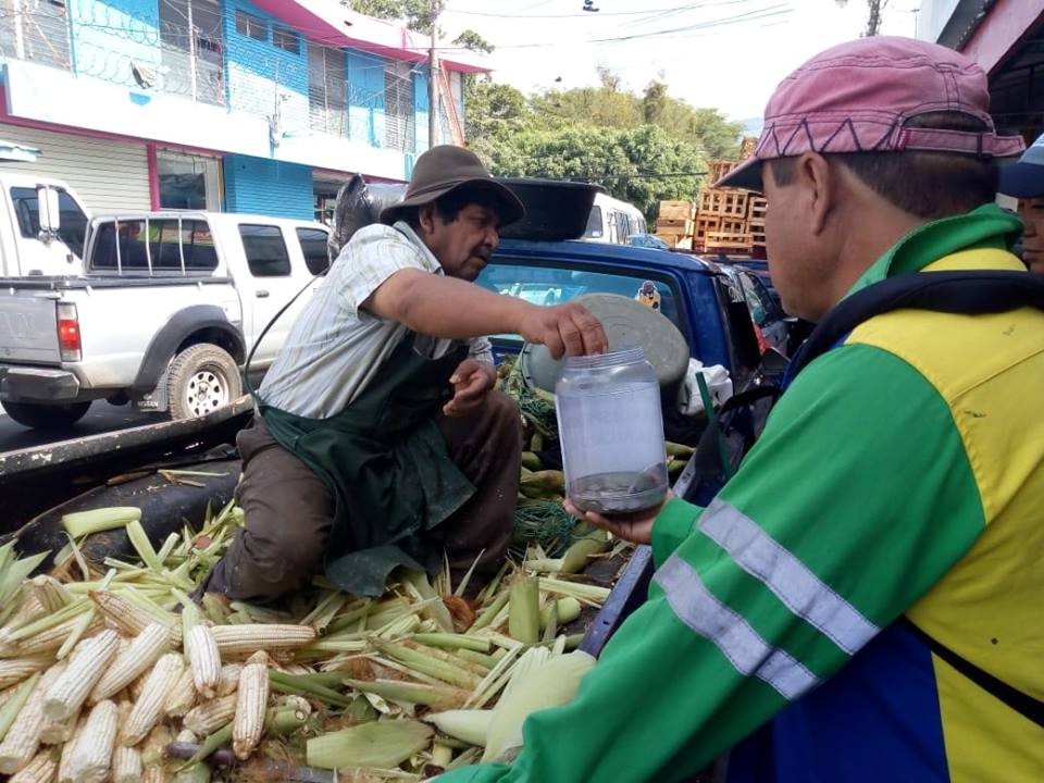 Los que permanecen en "La trinchera" sobreviven de la solidaridad de los tecleños y comerciantes de la zona. /Foto cortesía del sindicato de trabajadores municipales.