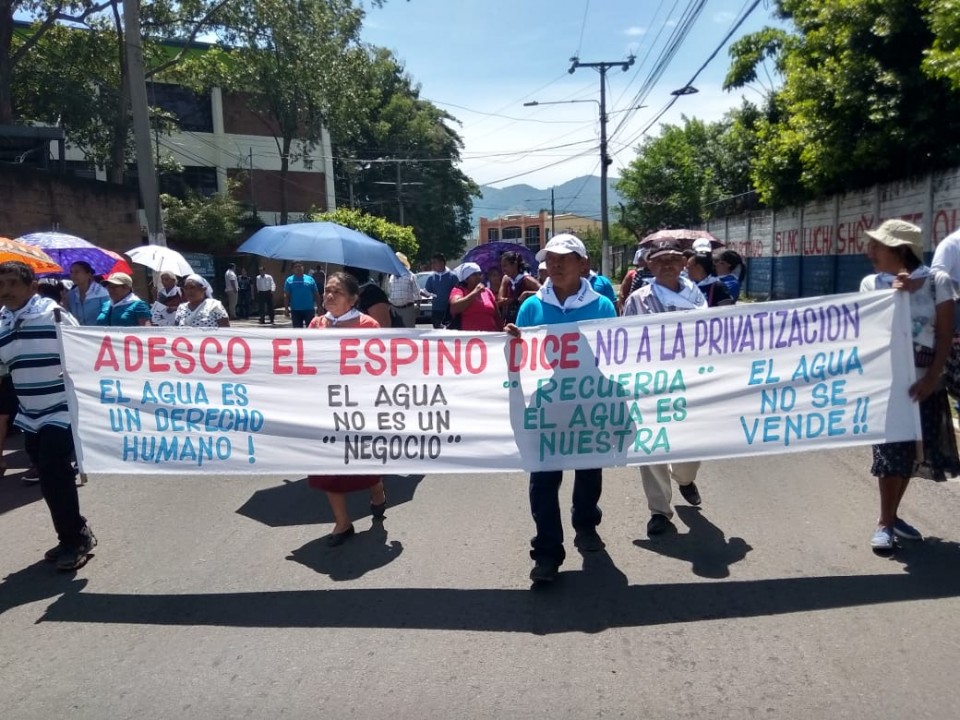 Miles de salvadoreños salieron a marchar para presionar a los diputados que se niegan a aprobar la Ley General de Aguas. /Foto de Vilma Laínez.