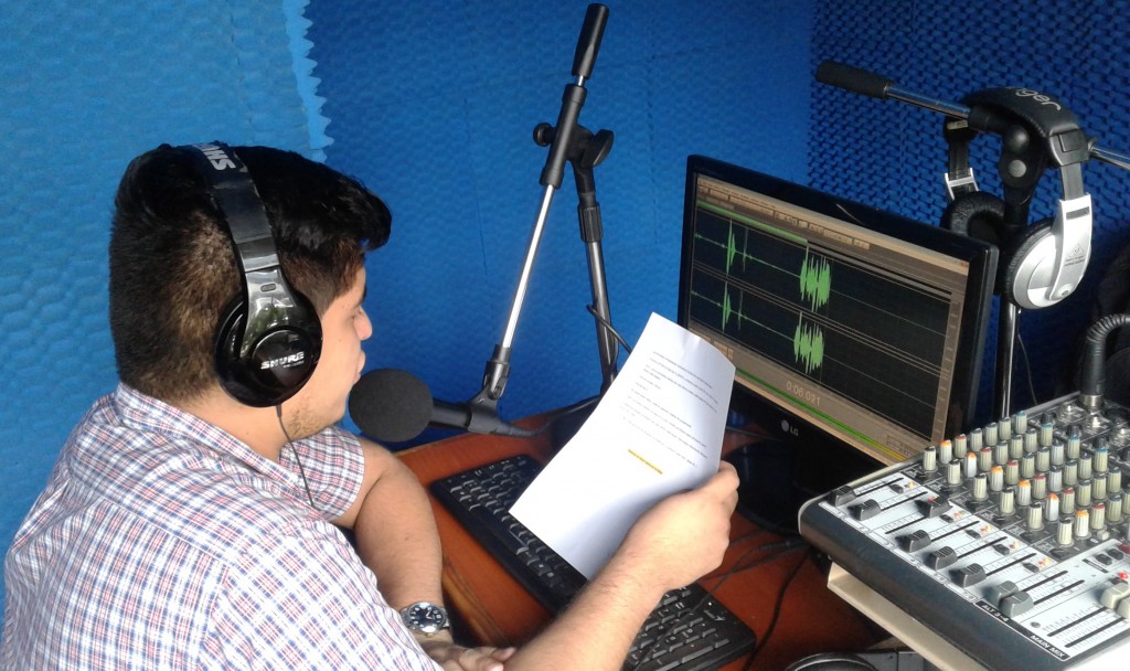 Locutor de la radio en linea UMasferrer conduciendo programas en vivo. /Foto de Katia Gutierrez.