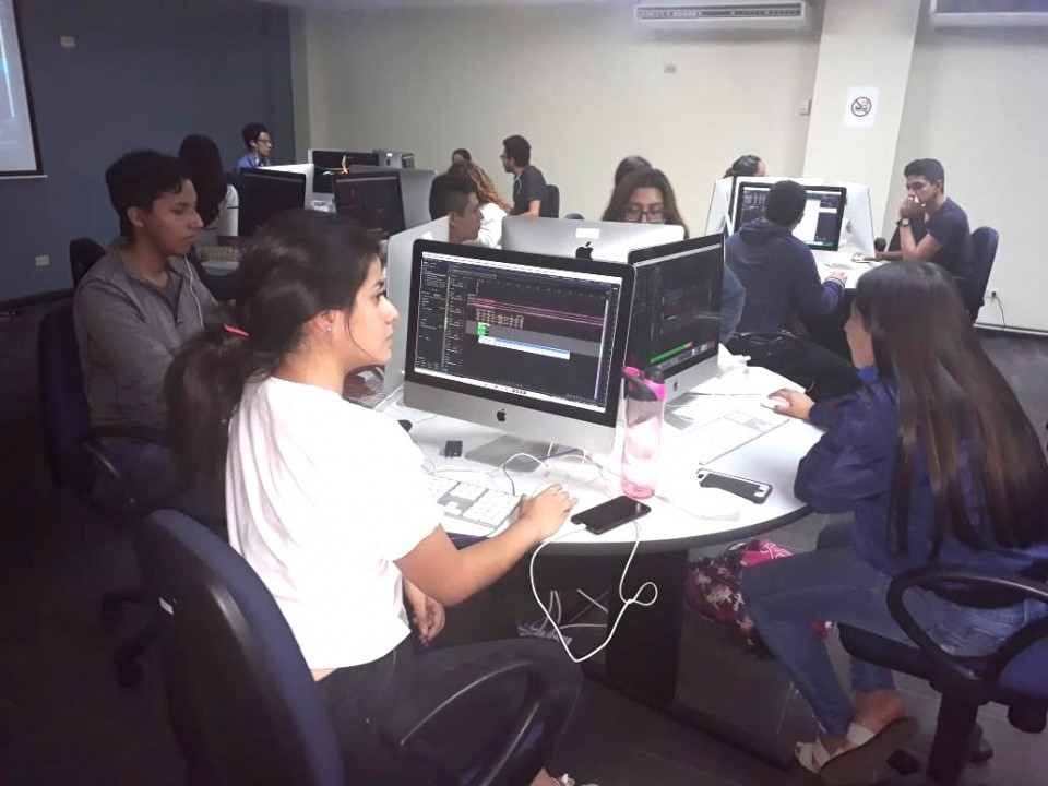 Estudiantes en práctica de de edición digital de audio. /Foto Comunica.