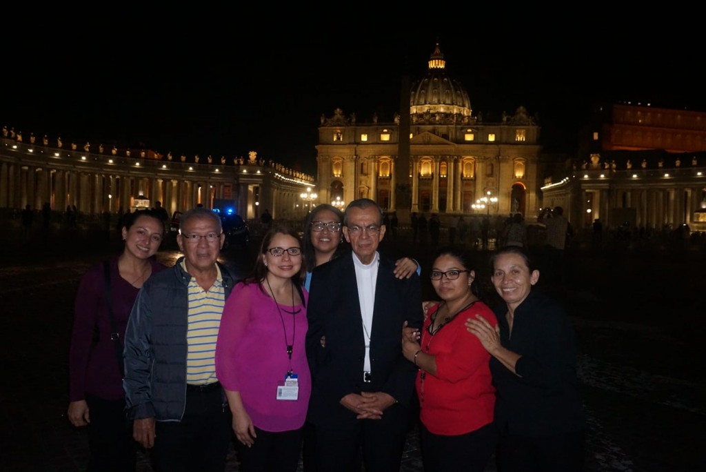 Delegados de la Asociación de Periodistas de la Diáspora salvadoreña posan junto al cardenal Gregorio Rosa Chávez en la plaza San Pedro /Foto de La Voz de la Diáspora.