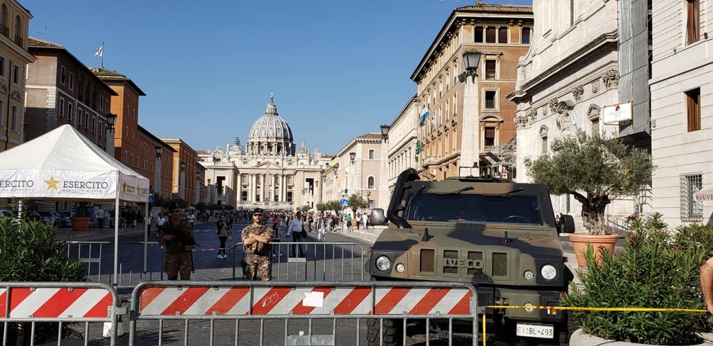 Miembros del ejército custodian algunas zonas de acceso a la plaza San Pedro / Foto de La Voz de la Diáspora.