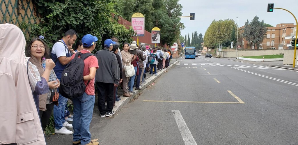 Salvadoreños llegados de distintas partes del mundo siguen arribando a Roma. /Foto cortesía de La Voz de la Diáspora.