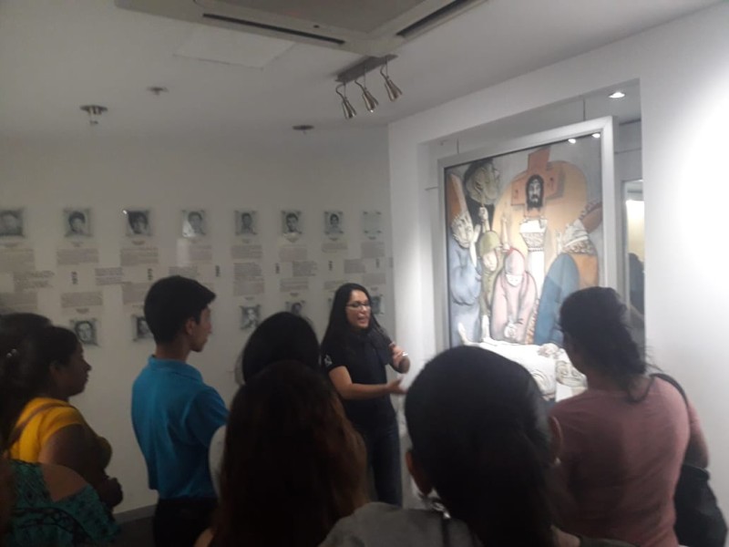 Muchos jóvenes visitaron el Museo de los Mártires para conocer sobre la historia de los jesuitas y otros religiosos asesinados durante la guerra civil. /Foto de Fernanda Martínez.