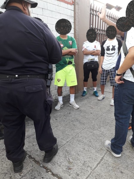 Agente de la PNC de Santa Tecla realiza registro a jóvenes jugadores de Pokémon Go, a quienes terminó agrediendo de manera física y psicológica. /Foto cortesía de Hato.