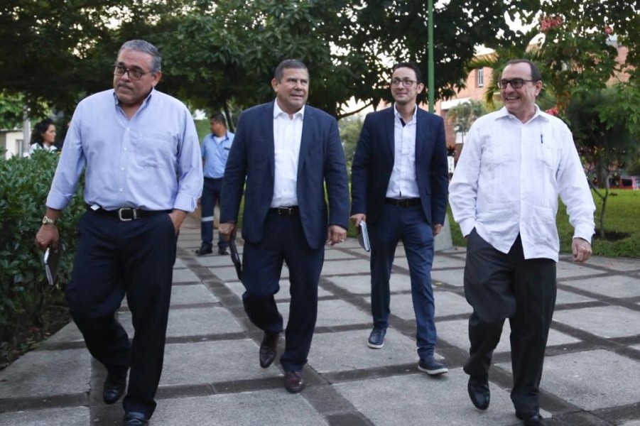 Momento de la llegada a la UCA de la fórmula presidencial de VAMOS. /Foto tomada de la cuenta de Facebook de Vamos.