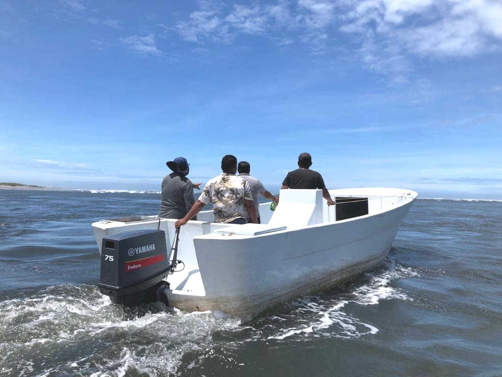 Pescadores artesanales construyen una embarcación más segura