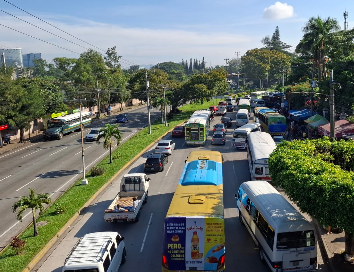 Estudiantes universitarios sufren la falta de transporte estudiantil